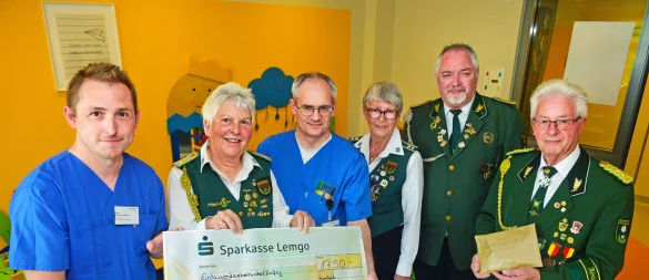 Spendenübergabe auf der Kinderstation: Joachim Vollmut, Monika Hohmeier, Dr. Ulrich Wunderle, Carola Shiba, Ralf-Klockenkämper und Herbert Hohmeier (von links). - © Nicole Ellerbrake