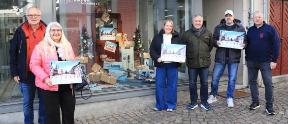 Präentieren den Lemgoer Adventskalender: Ralf und Hilda Hillert (Sonderpreis Baumarkt Lemgo), Karolin Saak (Lemgo Marketing), Yusuf Dede (Zweirad-Center Dede), Bildakrobat Merten Kunisch und Dieter Schneider (TV Lemgo, von links). - © Lemgo Marketing