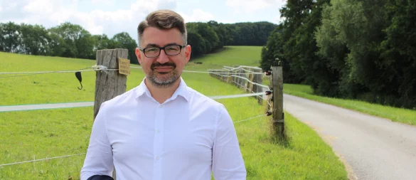 Christian Sauter ist in Extertal aufgewachsen. Seine Heimat liegt ihm sehr am Herzen und so hat er für das Interview an seinem Lieblingsplatz auch sein Zuhause in Almena ausgewählt. - © Lorraine Brinkmann