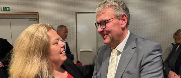 Ilka Kottmann gratuliert Meinolf Haase. - © Martin Hostert