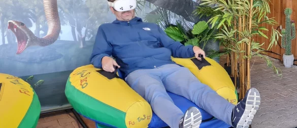 Nass wird man beim 4-D-Emmer-River-Rafting nur von innen, denn wer sich auf einen der Simulationssessel traut und die Brille aufsetzt wie hier Betreiber Benjamin Krentz, der kann schon mal ins Schwitzen kommen. - © Marianne Schwarzer