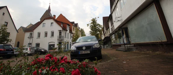 Um den Ortskern grüner zu gestalten, bekommt die Gemeinde Fördermittel. Auf dem Bild ist die Mittelstraße zu sehen. - © Archivfoto: Jens Rademacher