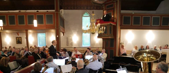 Gesang- und Posaunenfest zu Christi Himmelfahrt: Die evangelisch-lutherische Kirchengemeinde Bergkirchen feiert ihr 175-jähriges Bestehen mit einem musikalischen Fest unter Leitung von Kantor Rainer Begemann. - © Thomas Krügler