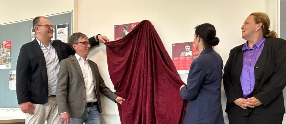 Thomas Friebertshäuser, Schulleiter der Felix-Fechenbach-Gesamtschule (von links), Bürgermeister Martin Hoffmann, Murielle Guéguen, Vorsitzende des Frauen-Rates NRW und Gleichstellungsbeauftragte Grita Behrends. - © Anna Lena Hinder