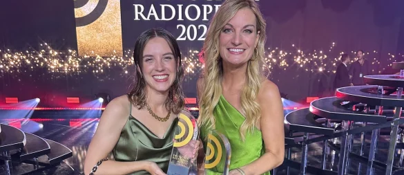 Maren Brand (links) und Freddie Schürheck, beide aufgewachsen in Lemgo, haben in Hamburg den "Deutschen Radiopreis" gewonnen - Schürheck für das beste Interview, Brand als Newcomerin. - © Freddie Schürheck
