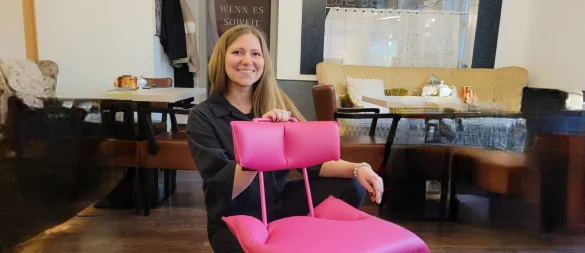 Silja Gajtukiew und ihr pinker Stuhl. 200 Euro aus dem Verkauf kommen dem neu gegründeten Verein und damit den Krebspatienten zugute. - © Katrin Kantelberg