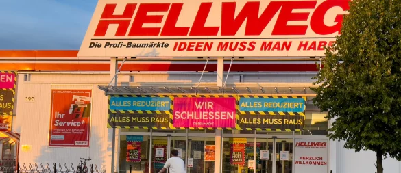 Die Hellweg-Filiale in Brackwede schließt Ende November. Der Ausverkauf hat begonnen. - © Andreas Zobe