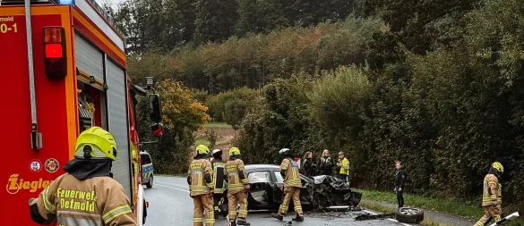 Bei einem kapitalen Crash auf der Hornschen Straße wurden am Montagmittag zwei Menschen leicht verletzt. Die Feuerwehr spricht von "Glück im Unglück". - © Feuerwehr Detmold/Marco Schweiger