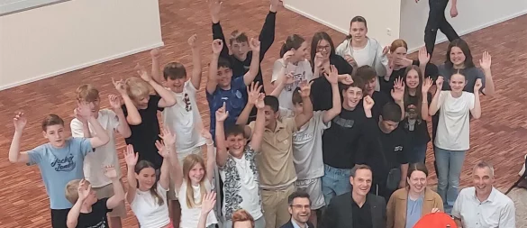 Schüler der Klasse 7c, Lehrkräfte und Schulleitung der Gesamtschule Aspe übernahmen von Bürgermeister Dirk Tolkemitt (vorne rechts) und Katja Mönnigmann-Steinbeck (zweite von rechts, vorne) symbolisch den Schlüssel für den sanierten Gebäudeteil. - © Stadt Bad Salzuflen