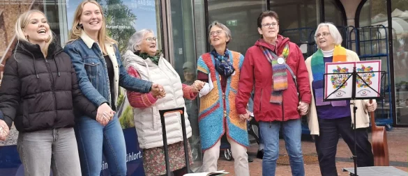 Die Omas gegen Rechts hatten zum gemeinsamen Singen am Tag der Deutschen Einheit auf den roten Platz geladen. - © Omas gegen Rechts