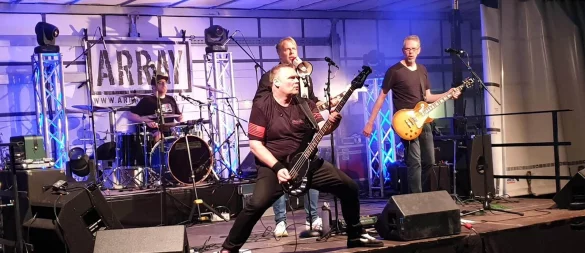 Die Band Array rockt abends die Bühne. - © Bildrechte: Dorfgemeinschaft Wendlinghausen