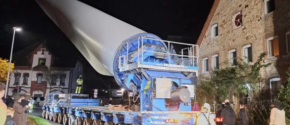 Auch die Engstelle an der Kreuzung Hohenhauser Straße/ Hohle Straße passiert der große Windradflügel. - © Thomas Hildebrand
