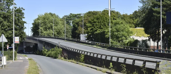 Die Hindenburgstraße neben der Hochbrücke ist in Richtung Bad Salzuflen vorübergehend nicht befahrbar. - © Stadt Lage