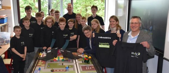 Gemeinsam für mehr Technikkompetenz: Die Schüler der Roboter-AG des Hermann-Vöchting-Gymnasiums, AG-Leiter Gunnar Jürgens auf der Haar (hinten, Mitte) und Schulleiter Michael Hanke (vorne rechts) freuen sich über die Unterstützung von Dr. A. Heinrike Heil (vorne, 3. von rechts) und Stefanie Beckmeier (vorne, 2. von rechts). - © Hermann-Vöchting-Gymnasium