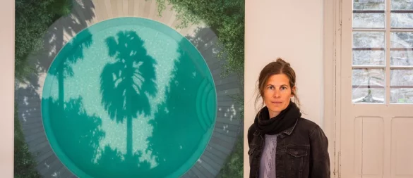 Künstlerin Melanie Siegel neben ihrem Werk "Spring", das sie im Jahr 2023 fertiggestellt hat. Eine Auswahl ihrer Arbeiten ist nun im Detmolder Schloss zu sehen. - © Raphael Bartling