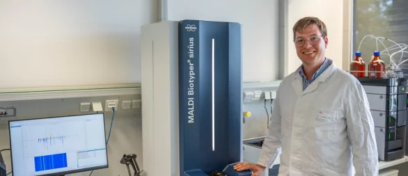 Professor Sebastian Ulrich präsentiert das moderne Massenspektrometer. - © TH OWL