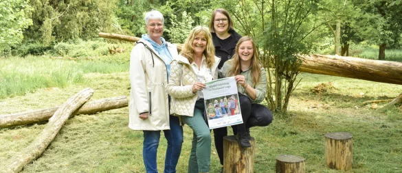 Freuen sich auf den Walderlebnistag: Katja Hübner-Matern (Leiterin Städtisches Verbundfamilienzentrum Müssen), Claudia Tunsch (Leiterin Fachbereiche Kultur, Gesundheit VHS Lippe-West), Anja Neuwöhner (Klimaschutzmanagerin Stadt Lage), Ilka Beermann (Fachteamleiterin Umweltplanung Stadt Lage). - © Stadt Lage