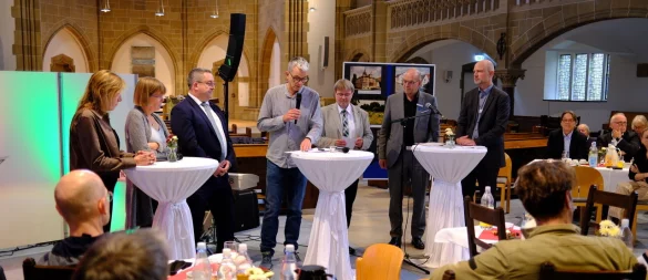 Das Podium - (von links) Gabriele Zumbrink, LWL-Inklusionsamt, Heike Moerland, Geschäftsfeldleitung Diakonisches Werk, Dr. Axel Lehmann, Landrat, Moderator und LZ-Redakteur Martin Hostert, Matthias Neuper, Pädagogischer Vorstand der Herberge zur Heimat, Stefan Susat, Vorstand Jobcenter Lippe, sowie von der Stadt Detmold Stefan Fenneker, Fachbereichsleiter Soziales und Integration. - © Sven Koch