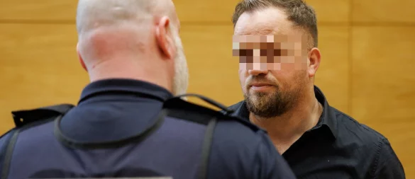 Berat Nimani (r.) hat sich am Dienstag erstmals vor dem Landgericht Bielefeld zu den Vorwürfen gegen ihn eingelassen. - © Friso Gentsch/dpa