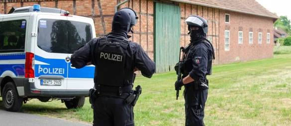 Die Durchsuchungen wurden auch durch Spezialeinsatzkräfte der Polizei unterstützt. - © Symbolbild: Paul Brinkmann