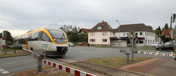 Ein Zug der Eurobahn auf dem Weg von Lemgo-Lüttfeld Richtung Lemgo Bahnhof: Für Reisende am Haltepunkt Lüttfeld gibt es wegen technischer Probleme keine Informationen per Lautsprecherdurchsage. Das bleibt auch so, wenn ab dem 15. November wieder Züge fahren. - © Jens Rademacher