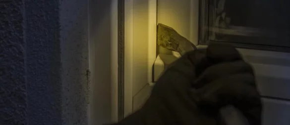 Die Täter konnten ein Fenster aufbrechen. - © Symbolbild: Pixabay