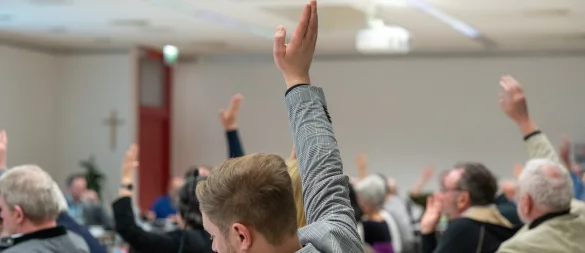 Stadträte stimmen während einer Sitzung ab. Der AfD-Zuwachs verändert in vielen Rathäusern die politische Lage. - © picture alliance/dpa
