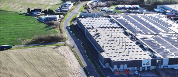 Vor zwölf Jahren wurde der Ausbau der Straße In der Lohge beschlossen. Da war das holzverkleidete Logistikzentrum gerade eingeweiht. - © Gerald Dunkel