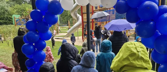 Mit begeistertem Geschrei erfolgt der Sturm des Spielplatzes. - © Klaus Titze