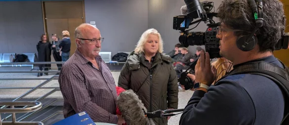 Wilfried und Christine Seidel werden am Amtsgericht Lemgo von einem Kamerateam, das den Fall bearbeitet, für den Sender RTL interviewt. - © Annika Langhagel