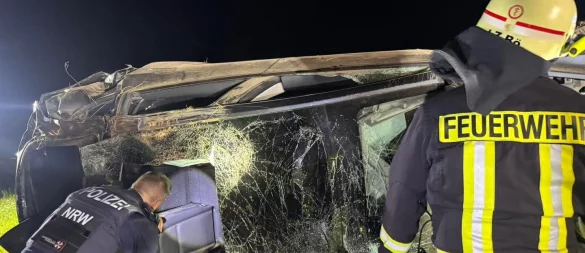 Das Auto blieb auf dem Feld liegen. Die Feuerwehr musste eine eingeklemmte Person befreien. - © Löschzug Bösingfeld
