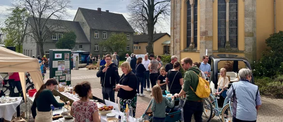 Wie im vergangenen Jahr verwandelt sich auch am 18. Mai der Bereich um das Rathaus in einen bunten Markt der nachhaltigen Möglichkeiten - © Bildrechte: Gemeinde Schlangen