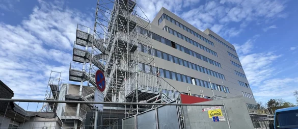 Der neue Treppenturm am Rathaus an der Rudolph-Brandes-Allee ist binnen vier Tagen aufgebaut worden. Er dient als Fluchtweg im Fall eines Feuers. - © Sven Kienscherf