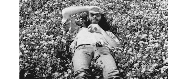 Ein Lebensgefühl: Fotograf Volker Blume in den 1970er Jahren in einer Blumenwiese. - © Blume