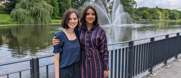 Surya Holzhausen (links) und Fatema Bashir gehören mit ihrem Schnitt von 1,0 zu Bad Salzuflens Top-Abiturientinnen. Die beiden sind seit der Grundschule befreundet, motivierten sich gegenseitig - und werben gemeinsam für ehrenamtliches Engagement. - © Annika Langhagel