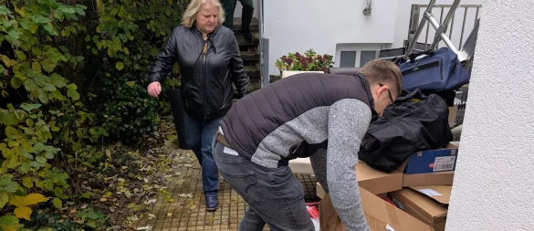 Räumung an der Lemgoer Leopoldstraße: Trotz Aufforderung wollte das Ehepaar die nicht bezahlte Ferienwohnung der Familie Seidel (Mitte: Christine Seidel) tagelang nicht verlassen. - © Annika Langhagel