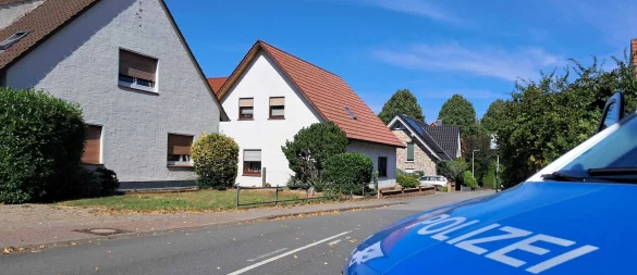 Die Polizei sperrt die Straße ab. - © Joern Spreen-Ledebur