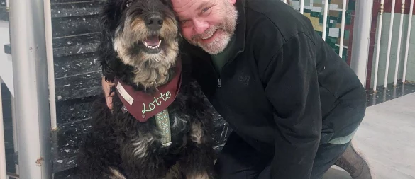 Sozialpädagoge Holger Busch und seine Bernedoodle-Hündin "Lotte" sind ein eingespieltes Duo. Gemeinsam haben sie die Ausbildung zum Pädagogik-Begleithund-Team absolviert. - © Michaela Weiße