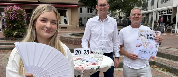 Lea Pommerenk vom Stadtmarketing, Bürgermeister Matthias Kalkreuter sowie Hans-Jörg Alberti, Vertreter der Stadtwerke als Sponsoren (von links), feuen sich auf die bevorstehende Veranstaltung. - © Sandra Castrup