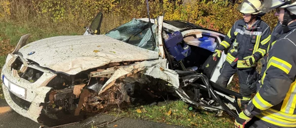 Der 22-Jährige wurde durch den Unfall in seinem Wagen eingeklemmt und musste von den Einsatzkräften der Feuerwehr befreit werden. - © Freiwillige Feuerwehr Blomberg