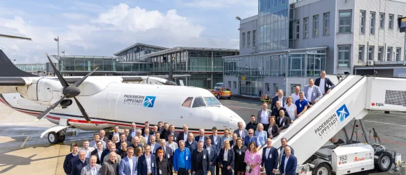 Eine Gruppe von Unternehmern und Unterstützern präsentiert stolz die neue Fluglinie Skyhub PAD am Flughafen Paderborn/Lippstadt. - © Niklas Tüns