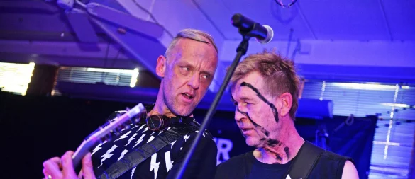 Die Band „Weber & Knechte“ überzeugt ihr Publikum mit Industrial-Elementen und einer gewissen Portion Punkrock - © Nicole Ellerbrake