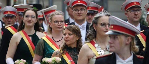Fein herausgeputzt marschieren die Lemgoer Schützinnen und Schützen durch die geschmückte Innenstadt. - © Axel Bürger