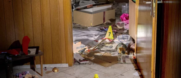 Eine Aufnahme vom Tatort in Cloppenburg: Die Verbrecher müssen den Rentner über längere Zeit misshandelt haben. Dann ließen sie ihr Opfer mit lebensgefährlichen Verletzungen liegen. - © Polizei Cloppenbrug