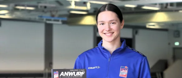 Das Hallenheft mit dem Titelbild ihrer Schweizer "Vorgängerin" Lisa Frey und einen Handball in den Händen: Blombergs Nuria Bucher ist neu im Team des Bundesligisten. - © Oliver König