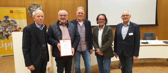 Heimatbundvorsitzender Dr. Albert Hüser gratuliert Holger Becker, Klaus Rauhaus, Peter Lüssem und Willi K. Schirrmacher (von links). - © Dorfgemeinschaft Wendlinghausen