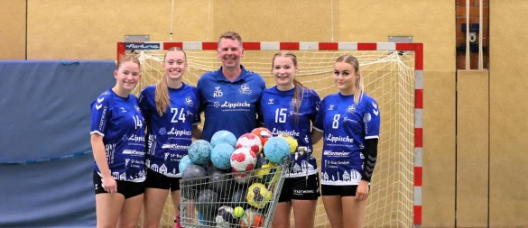 Bad Salzuflens Trainer Kay Daumann stellt die Neuzugänge (von links) Josi Maric, Marlene Carls, Lea Schlautmann und Lena Hagmeister vor. - © Oliver König