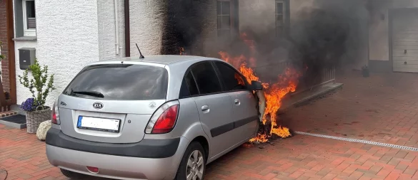 Das Auto ist aus noch unbekannter Ursache in Brand geraten. - © Freiwillige Feuerwehr Lemgo