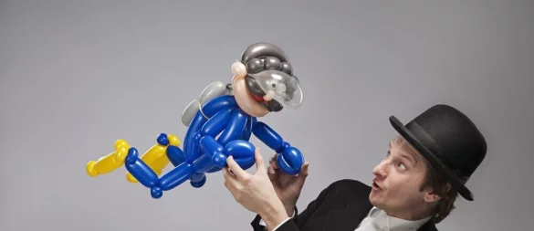 Ballonkünstler Tobi van Deisner kommt in den Emmerammerauenpark. - © Bildrechte: Tobi van Deisner