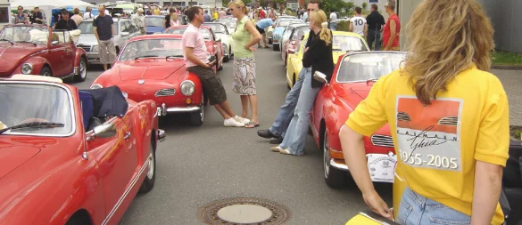 Karmann-Ghia-Fans bei einem ihrer vergangenen Zusammenkünfte. Über 75 Modelle des Karmann Ghia kommen in in diesem Juni nach Horn. - © Klaus Morsch